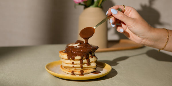 Cuillère de pancakes à la crème de cacahuètes et au chocolat