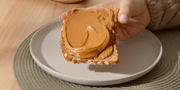 Purée de cacahuètes crémeuse sur du pain