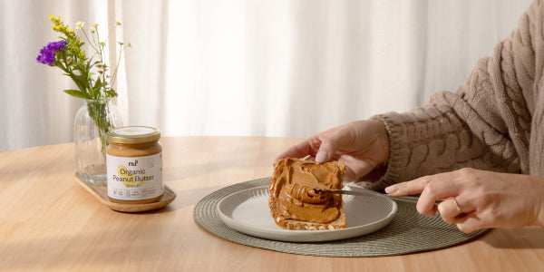 Beurre de cacahuètes sur du pain au petit-déjeuner