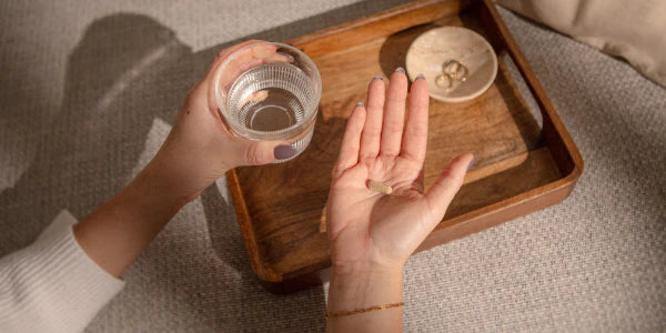 Capsules de bisglycinate de fer avec un verre d'eau