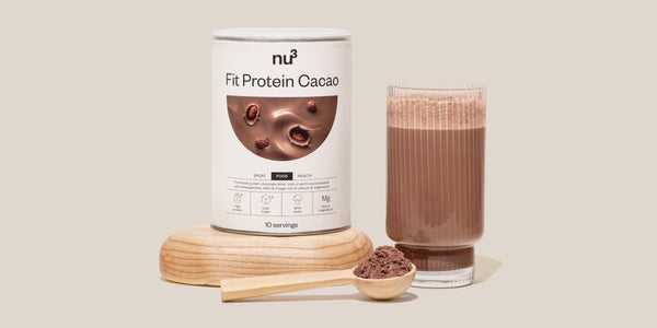 Fit protein cacao à côté d'un verre