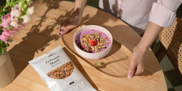 Scène de petit-déjeuner avec nu3 Fit Protein Muesli