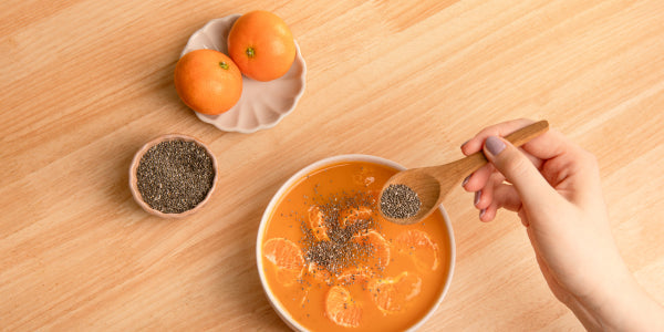 Chia-Samen mit Mandarinen Holzlöffel