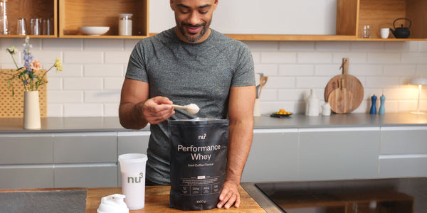 Homme avec la Performance Whey