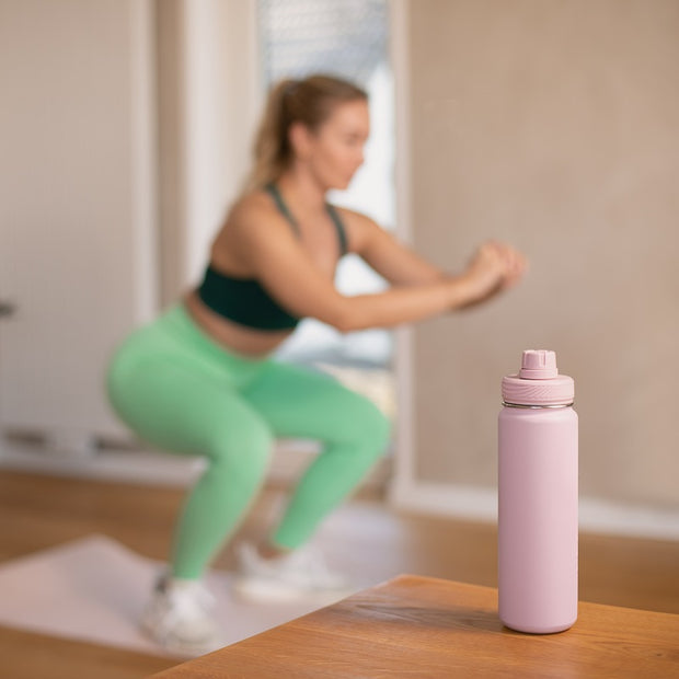 Femme sportive avec un shake de protéine de pois